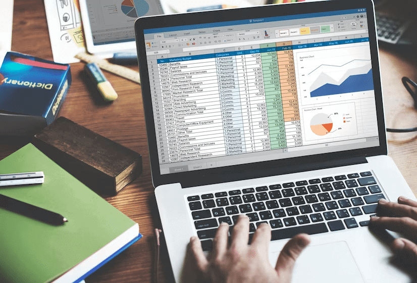 รูปภาพกำลังจัดการข้อมูลผ่าน Excel
